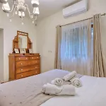 Stunning 2br With Pool *