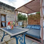 Stunning 2br With Pool