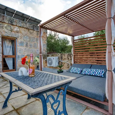 Stunning 2br With Pool