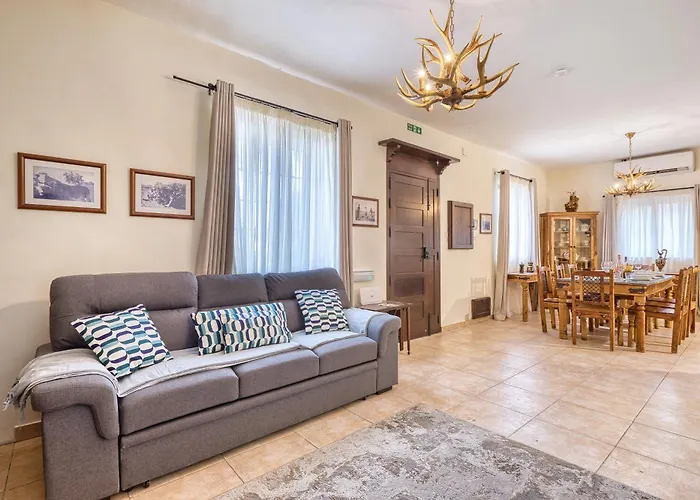 Stunning 2br With Pool *