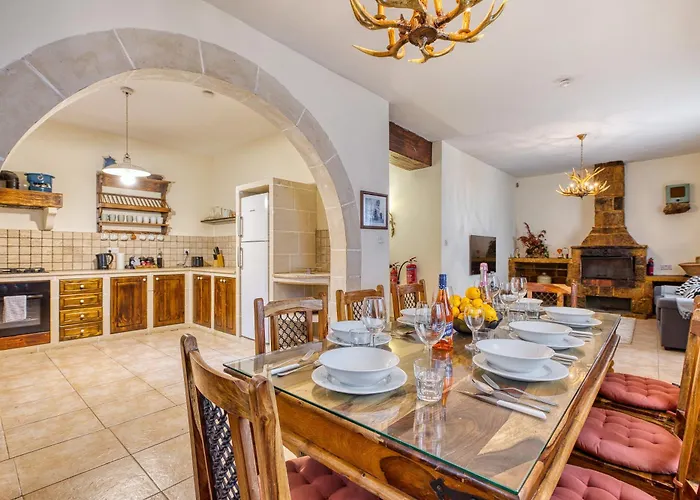 Stunning 2br With Pool