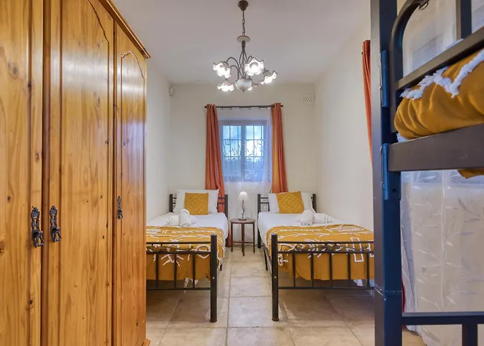 Stunning 2br With Pool Βίλα L-Imgarr