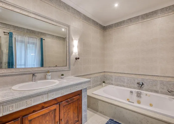 Stunning 2br With Pool Βίλα