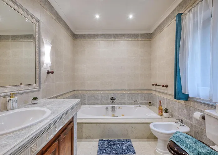 Stunning 2br With Pool Βίλα