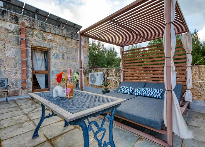 Stunning 2br With Pool